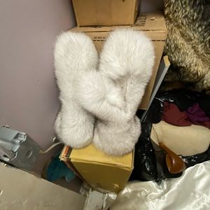 Saga furs fox mittens